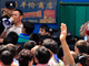 La cohue à une station de bus dans la ville d'Urumqi, le 10 juillet 2009.(Photo : Reuters)