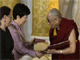 西藏精神领袖达赖喇嘛七月二十九日被华沙市长安娜·格罗乔维兹-华尔兹授予华沙荣誉市民的称号。(照片：路透社)