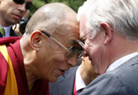 西藏流亡精神领袖达赖喇嘛7月29号抵达德国时和他的老朋友、黑森州州长科赫会晤。(路透社 )