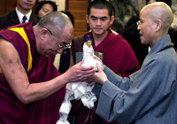 达赖喇嘛于2001年访问台湾，曾引起北京当局的愤怒(Photo : AFP)