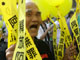 2009年九月十一日台北地方法院作出一审判决时，在法院外声援陈水扁的民众。(路透社)