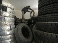河北省一家轮胎工厂的工人正在搬运轮胎。（图片：路透社）