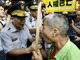 2009年9月11日，台湾前总统陈水扁的支持者在台北法院门前与警方争执。陈水扁当天因国务机要费案被台北地方法院宣判无期徒刑。（图片：路透社）