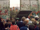1989年11月11日，一组东德士兵捣毁柏林墙。(图片 : 法新社)