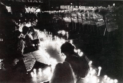 1989年11月17日，捷克大学生在Národní广场组织烛光纪念活动，被警方层层包围。集会活动此后被暴力驱散。