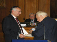 法兰西研究院道德与政治科学院荣誉终身秘书长让·克鲁泽尔(右)和中欧社会论坛主席皮埃尔·卡莱默2009年十一月三十日在颁奖仪式上。(rfi)