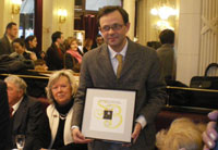 法国西蒙•德•波伏娃奖01年1月11日在巴黎双偶咖啡馆举行颁奖仪式。该奖得主之一，中山大学教授艾晓明被禁止出国，由巴黎第七大学教授吉尔-吉野（Gilles Guilleux）  代为领奖。（RFI-Chine）