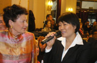 2010年1月11日，郭建梅被授予法国西蒙•德•波伏娃女权奖。图为在巴黎双偶咖啡馆的颁奖仪式。 （RFI-Chine）