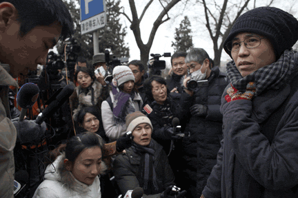 刘晓波的妻子刘霞对媒体发言(2010/02/11)REUTERS/Nir Elias