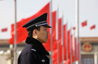 两会前夕，天安门广场的警力加强。(2010/3/2)REUTERS/Jason Lee