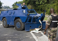 Guadeloupe am 16. Februar 2009 - die Polizei versucht, Barrikaden abzubauen. (Photo : AFP)