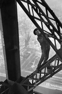 Malermeister auf dem Eiffelturm 1953 in Paris© Marc Riboud