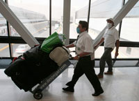Angestellte am internationalen Flughafen von Mexiko. (Foto: Reuters)