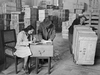 Die Kisten mit Werken aus jüdischen Sammlungen im Louvre  (März 1943).© Bundesarchiv.