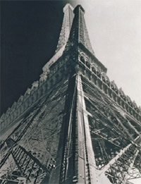 La Tour Eiffel (1930).
(Photo : François Kollar © Ministère de la Culture et de la Communication-Médiathèque du Patrimoine/RMN)