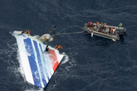 L'empennage de l'AF447 retrouvé dans l'océan Atlantique par l'armée brésilienne.(Photo : Reuters)