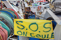 A Boulogne-sur-Mer, des pêcheurs français bloquent le port avec leurs bateaux, le 14 avril 2009.(Photo : AFP)
