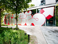Né dans la rue – Graffiti - Blick auf den Eingang der Fondation Cartier.(Photo : Olivier Ouadah)