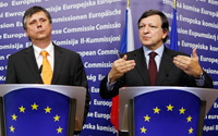Der tschechische Ministerpräsident Jan Fischer (links) und EU-Kommissionspräsident José Manuel Barroso auf einer Pressekonferenz in Brüssel, 13. Oktober 2009.(Photo : Thierry Roge/Reuters)