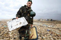 Libanesischer Soldat mit Wrackteil der abgestürzten Boeing.© Reuters