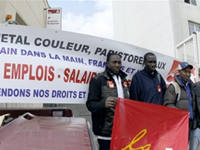 Immigrant workers demonstrating near Paris Photo: AFP