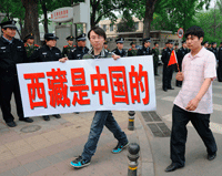 Chinese protesters hold "Tibet is a part of China" banner outside French Embassy in Beijing.(Photo : Reuters)