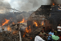 Volunteers fighting plane crash fire in Goma(Photo : AFP)