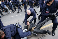 Police arrest a protestor during the Olympic torch relay in Paris. 7 April 2008.(Photo : Reuters)