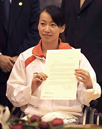 Jin Jing with Sarkozy's letter 
(Photo: AFP)