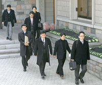 Prosecutors leave Lee Kun-hee's office(Photo : Reuters)