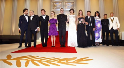 (From L) French actor and MC Edouard Baer, documentary filmmaker Claude Lanzmann, US actor/director and President of the jury Sean Penn and the members of the jury - Israeli-US actress Natalie Portman, Mexican director Alfonso Cuaron, French actress Jeanne Balibar, Romanian born actress Alexandra Maria Lara, Italian actor and director Sergio Castellitto, Iranian author and director Marjane Satrapi, French director Rachid Bouchareb and Thai filmmaker Apichatpong Weerasethakul attend the opening ceremony of the 61st edition of the Cannes Film Festival (Photo : AFP)