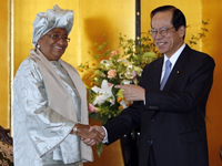 Liberian President Ellen Johnson-Sirleaf meets Japanese PM Yasuo Fukuda( Photo: AFP )