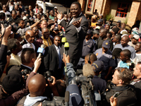 Morgan Tsvangirai talks with Zimbabweans sheltering from anti-immigrant violence in Alexandra township, outside Johannesburg(Photo: Reuters)