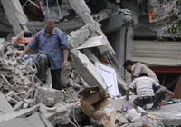 Surveying the damage in Sichuan, China(Photo: Reuters)