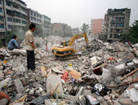 Former residents of a collapsed apartment block in Dujiangyan, Sichuan Province(Photo: Reuters)