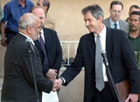 Saeb Erakat meets US official William Burns last year (Photo: AFP)