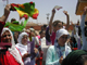 Les femmes kurdes acceueillent candidat DTP.(Photo: Tony Cross)