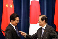 Hu Jintao (left) meets Yasuo Fukuda, 7 May 2008.(Photo: Reuters)