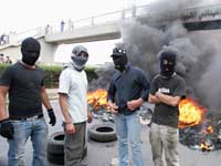 Hezbollah supporters on a main road to Beirut's International airport, 7 May 2008. (Photo : Reuters)