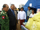 Thai Prime Minister Samak Sundaravej (2nd from the right) presents his country's humanitarian aid to Myanmar's PM Thien Sein (l), 14 mai 2008.(Photo : AFP)