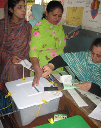 Women vote in Lahore, 18 September 2008(photo: Tony Cross)