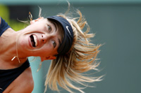 Not fading yet - Russia's Maria Sharapova serves to Italy's Karin Knapp(Photo: Reuters)