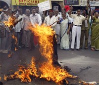 Protestors burn an effigy of India's Prime Minister Manmohan Singh(Photo: Reuters)