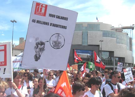 A protest sign: "1000 employees, 46 million listeners"(Photo: Jan van der Made)