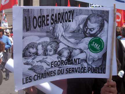 A union sign: "Sarkozy the ogre- cutting the throats of public media channels"(Photo: Jan van der Made)