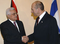 Ehud Olmert (R) with Mahmoud Abbas in January 2008.(Photo : Reuters)