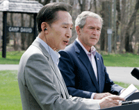 US President George Bush and his counterpart Lee Myung-bak at Camp David(Photo : Reuters)