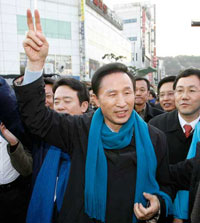 South Korean President Lee Myung-bak says he will only deliver aid to South Korea if they ask for it.(Photo : Reuters)