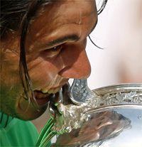 Rafael Nadal bites his trophy after defeating Roger Federer(Photo: Reuters)