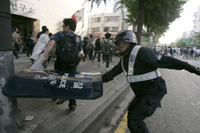 A police officer strikes a protestor on US beef protest(Photo: Reuters)